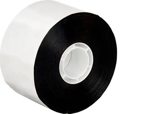 Nahaufnahme einer Rolle schwarzes Klebeband mit weißer Schutzschicht auf einer weißen Spule.